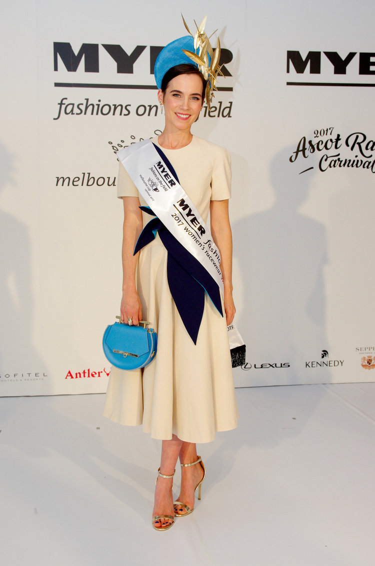 Elizabeth Winlo (Nee Pollard) who won the National Myer FOTF in 2009 looked stunning in this bone coloured linen dress with navy and bright blue detail. Her Millinery is by Reny Kestel and her bag was made in the USA.